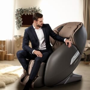 Hombre en sillón de masaje Casada Alphasonic II - Marrón en salón