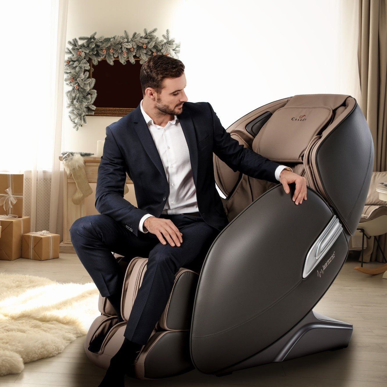 Hombre en sillón de masaje Casada Alphasonic II - Marrón en salón