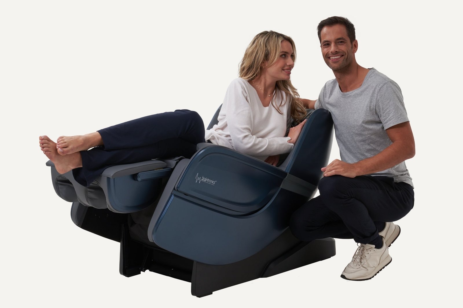 Mujer tumbada en sillón de masaje Casada Ecosonic - Azul con hombre al lado