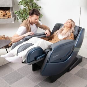 mujer tumbada en sillón de masaje Ecosonic - Azul con hombre agachado a su lado