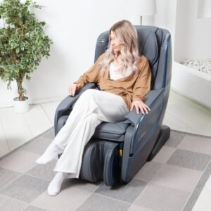 mujer sentada en silla de masaje Ecosonic - Azul en sala de estar