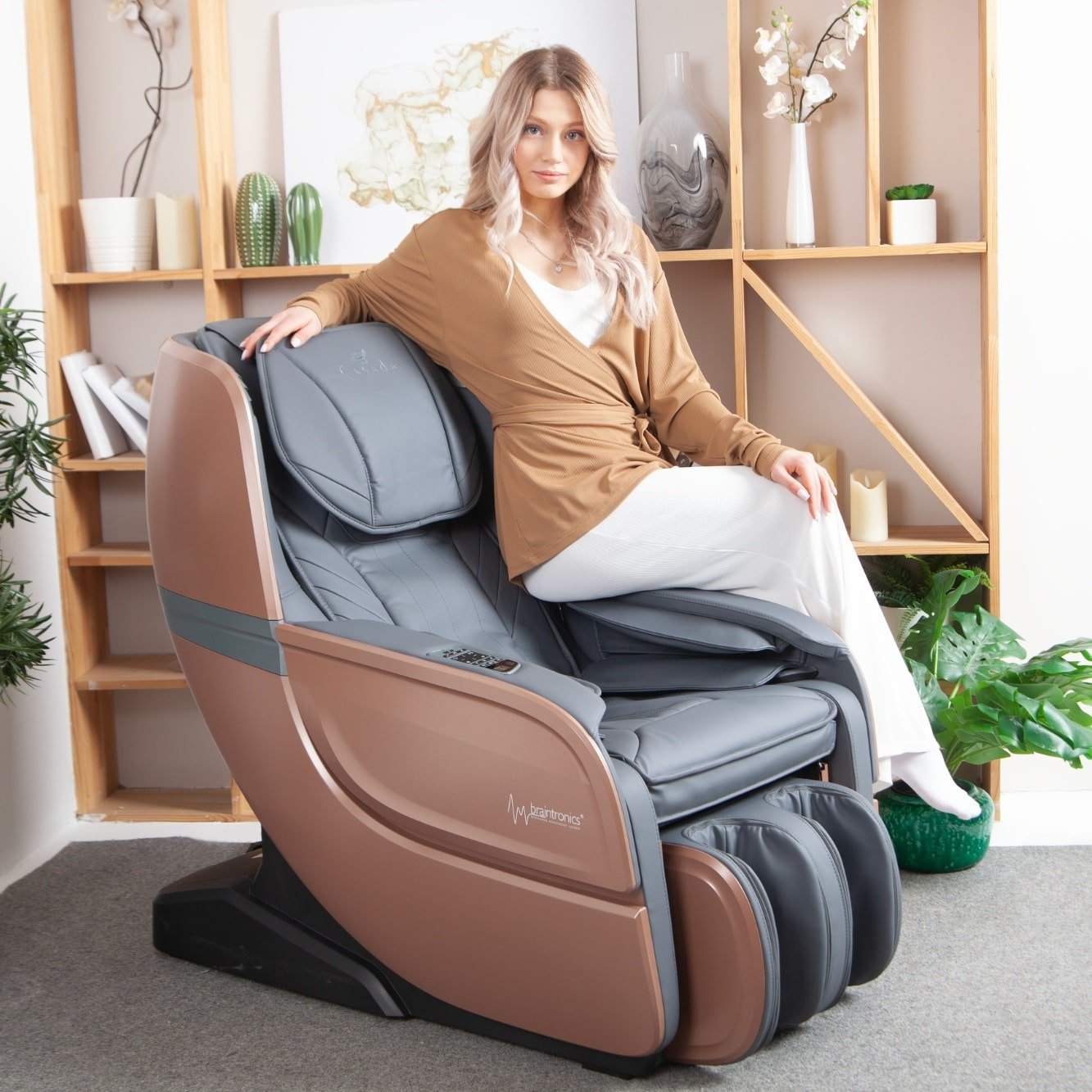 Mujer en sillón de masaje Casada Ecosonic - Bronce