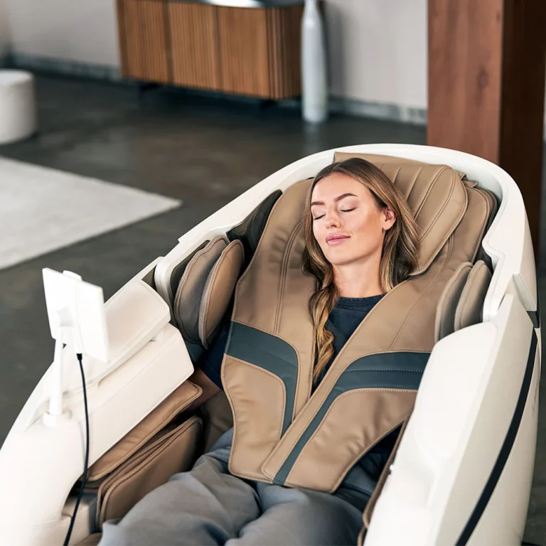 mevrouw in massagestoel