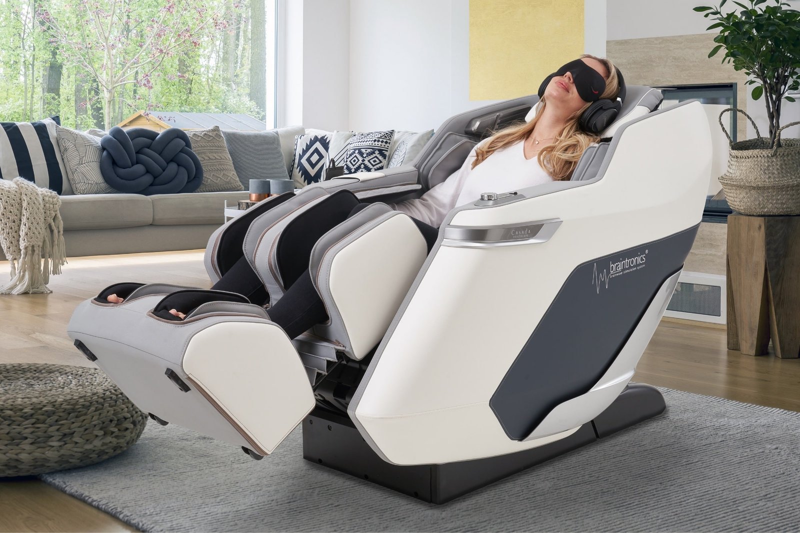 Frau im Massagesessel Casada pollux weiß mit Braintronics-Kopfhörern