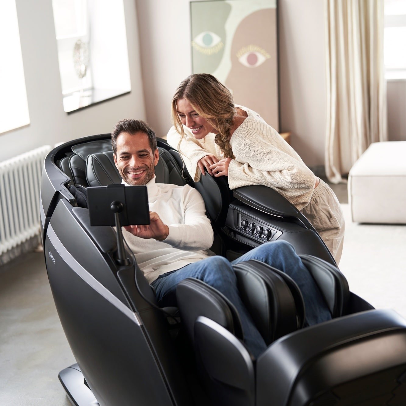 hombre y mujer en sillón de masaje Casada skyliner III - negro