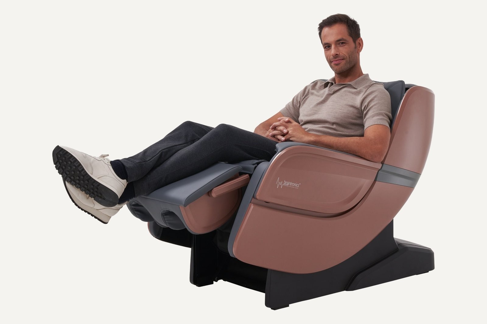 hombre tumbado en sillón de masaje Casada Ecosonic - Bronce