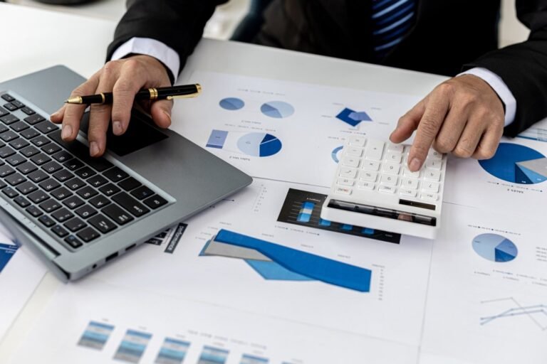 man die berekent wat het kost om massagestoel te leasen of kopen