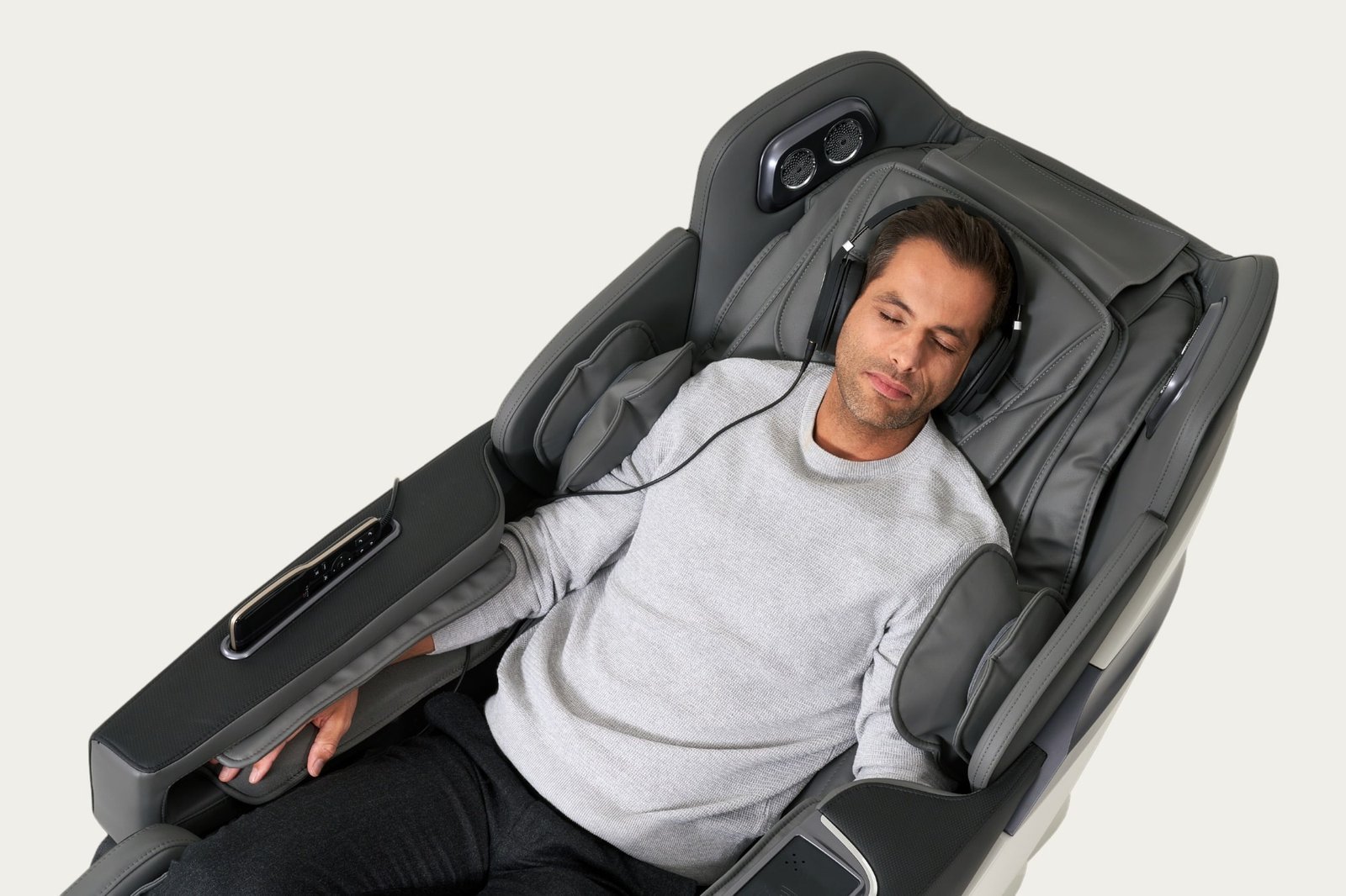 man ligt in Casada - Alphasonic III - zwartwit massagestoel