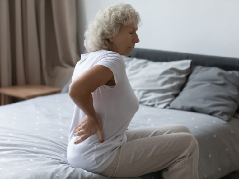 mujer con síntomas de fibromialgia