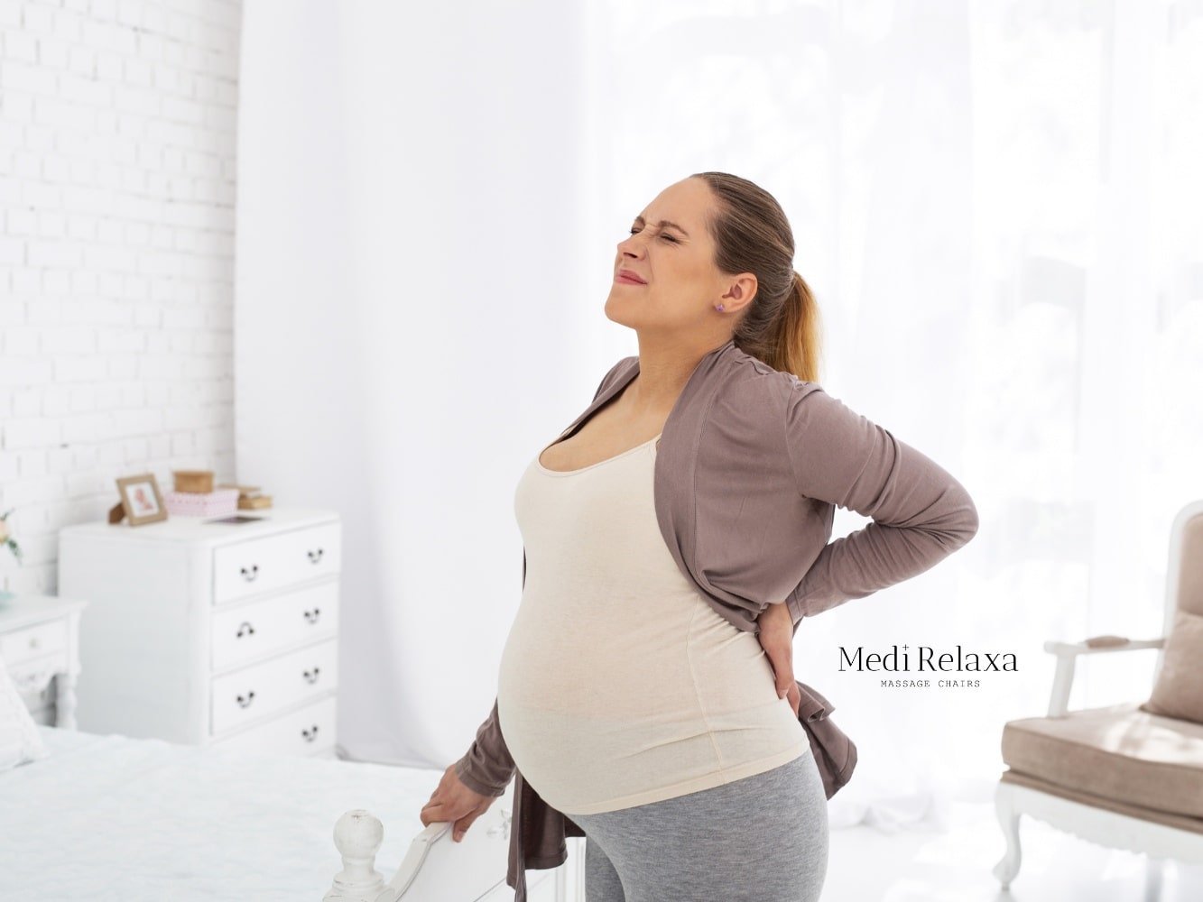 femme souffrant de douleurs dorsales pendant la grossesse