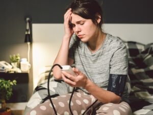 vrouw met hoge bloeddruk hoofdpijn nekpijn