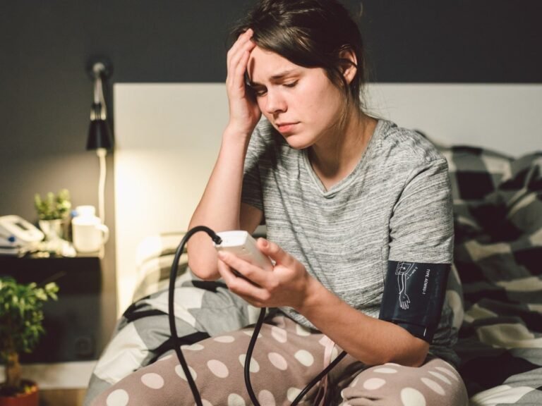 mujer hipertensa dolor de cabeza dolor de cuello