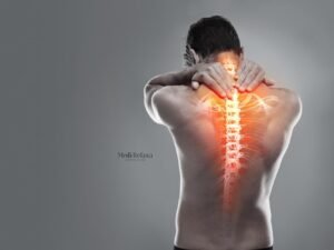 man met handen op hoge rugpijn