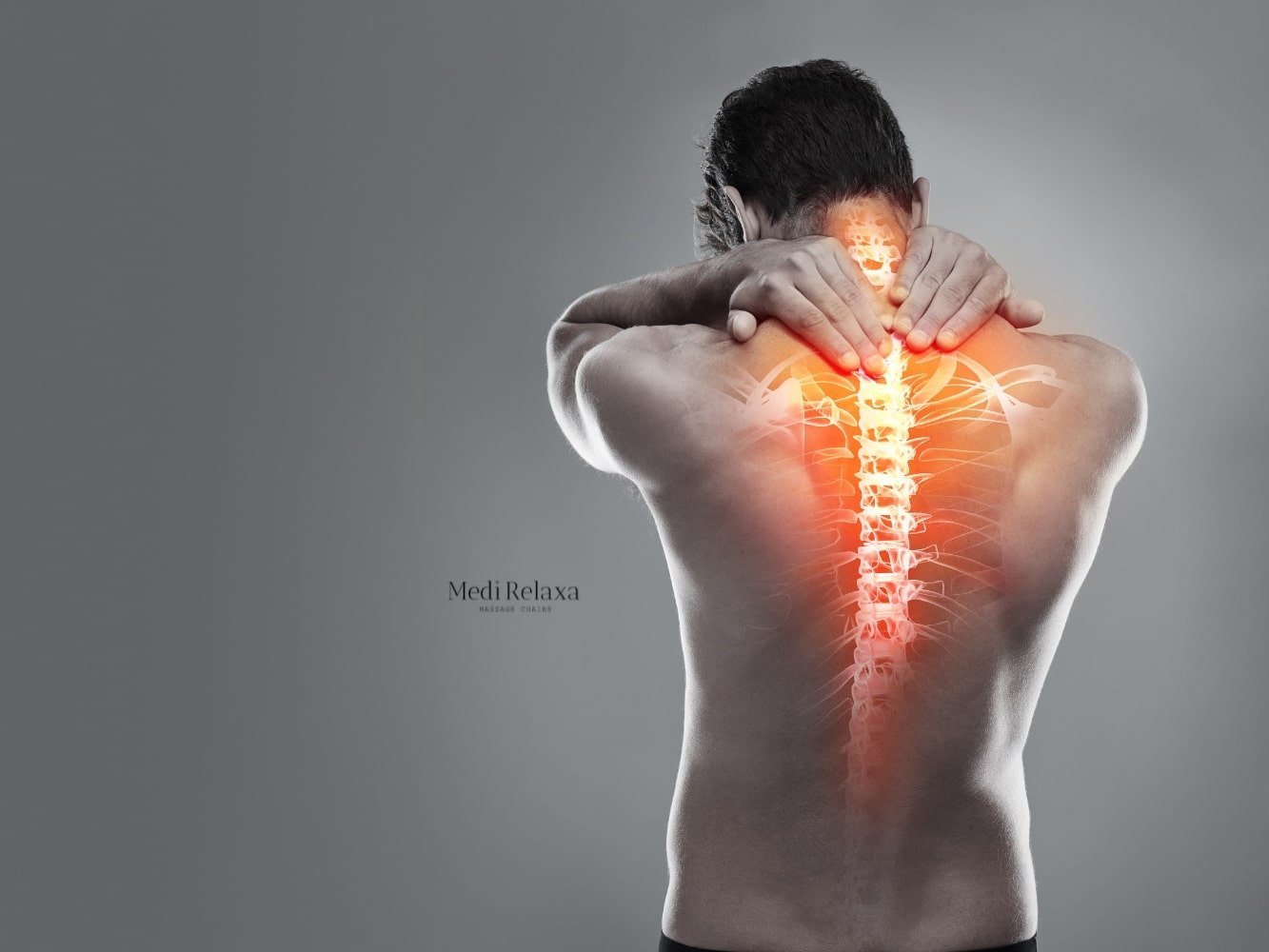 hombre con las manos en el dolor de espalda alta