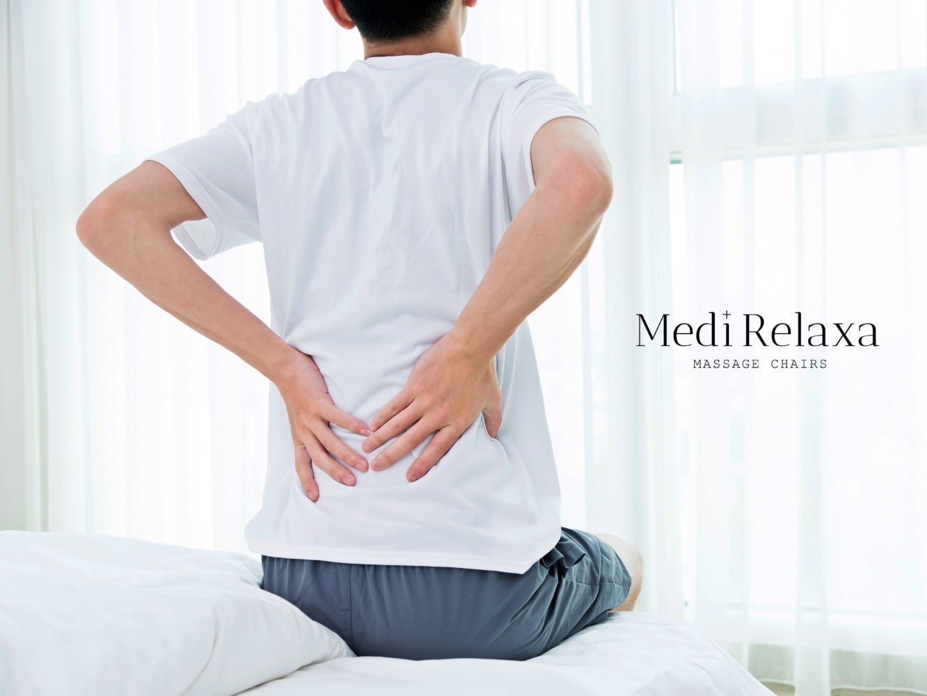 persona con dolore lombare che si tiene indietro