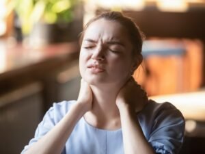 donna con torcicollo