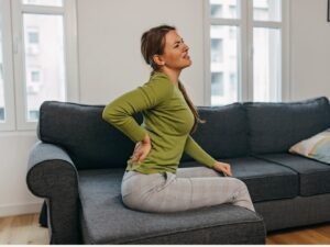 donna sul sedile con colpo di pistola alla schiena