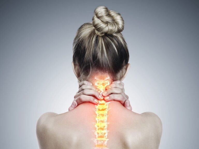 mujer con cervicalgia