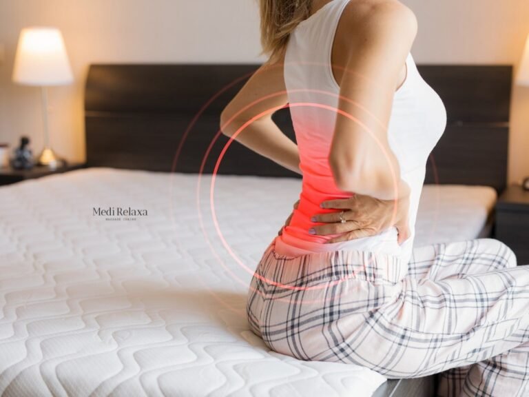 mujer en cama con dolor de espalda después de dormir