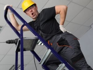 werkman op ladder die een acute lumbago krijgt