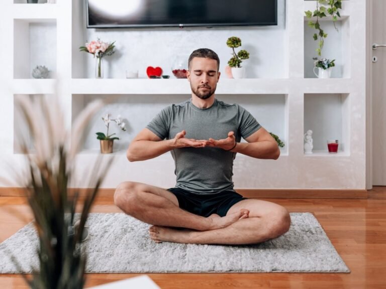 uomo che fa esercizi di respirazione per lo stress