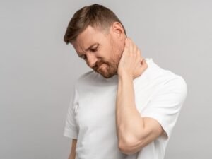 uomo in maglietta con sintomi di ernia incipiente