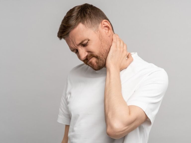 uomo in maglietta con sintomi di ernia incipiente