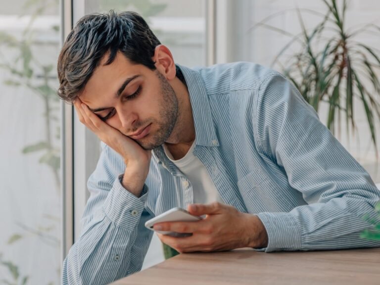 uomo con stanchezza cronica