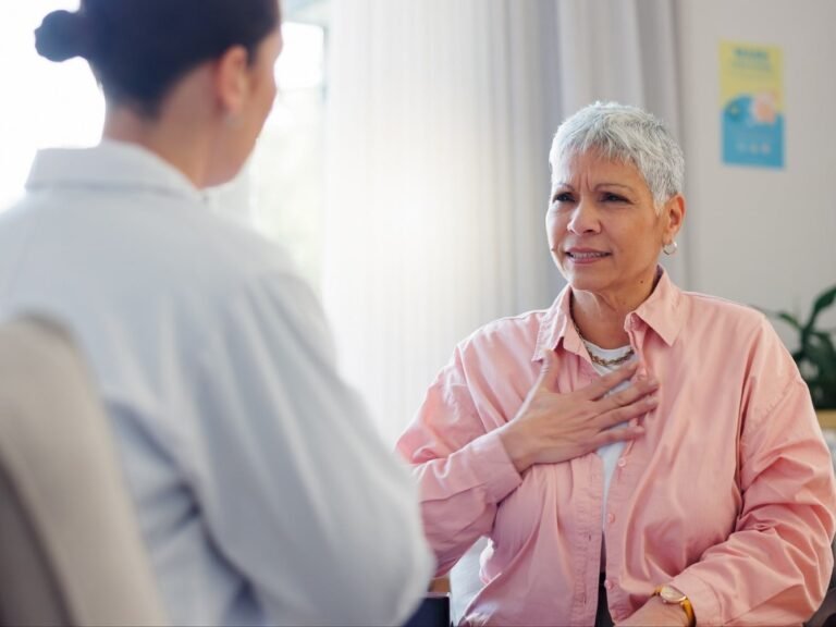 donna con palpitazioni dovute allo stress