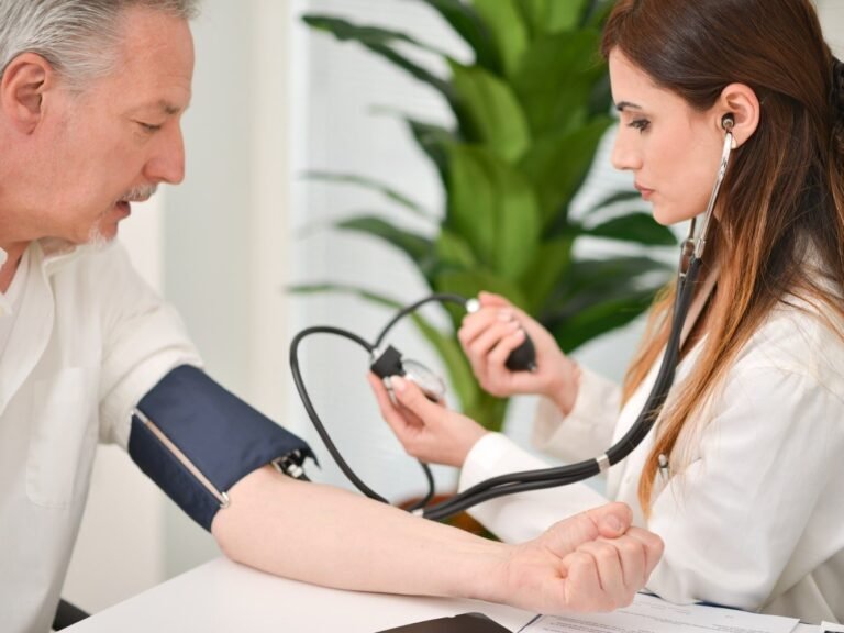 Uomo dal medico per stress da pressione alta