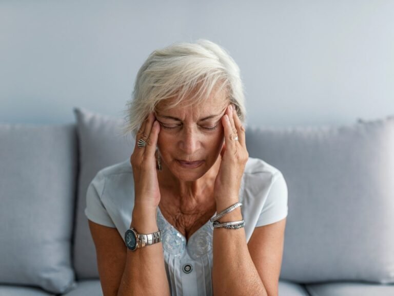 donna seduta con mal di testa