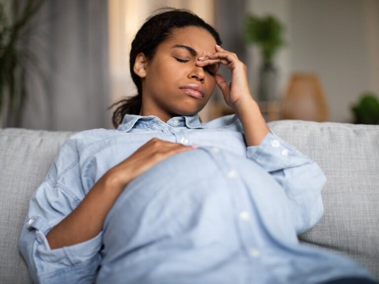 donna con mal di testa in gravidanza