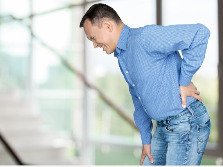 uomo con lombalgia che si allunga verso la schiena
