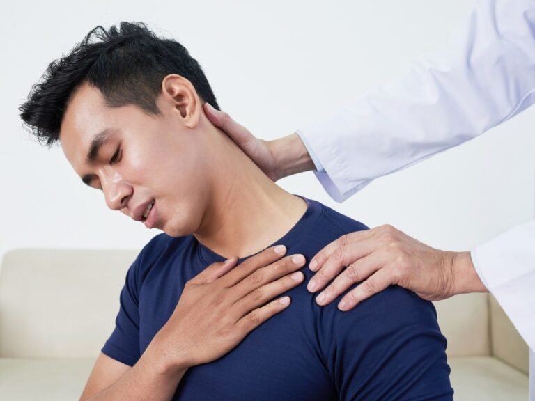 hombre con dolor de cuello y hombros