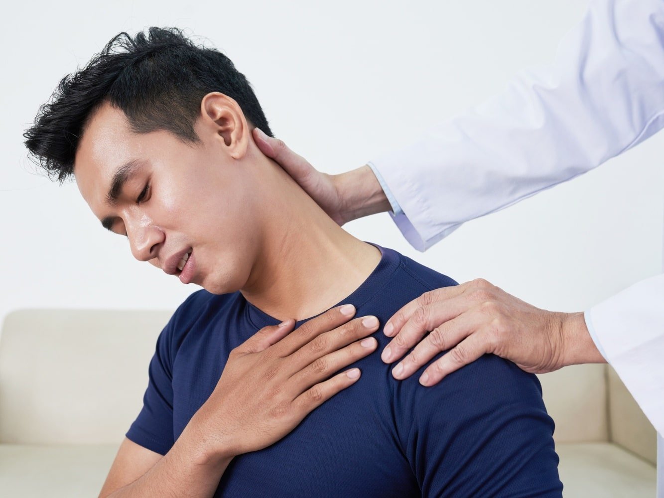 uomo con dolore al collo e alle spalle