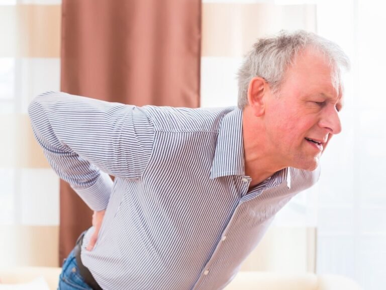 uomo anziano con dolore alla schiena e ai fianchi