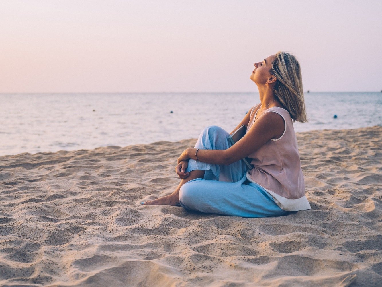mujer relajándose en la playa