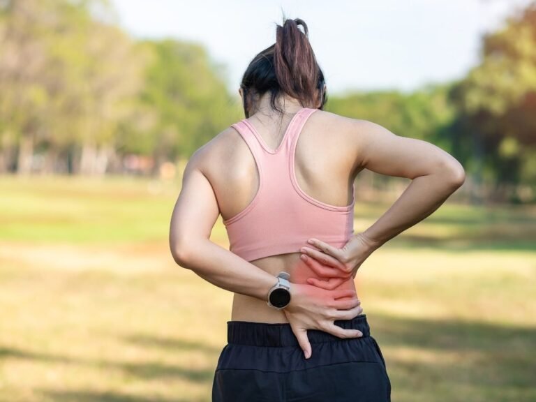 donna con dolore muscolare dopo l'esercizio fisico