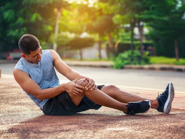 man met spierpijn na sporten
