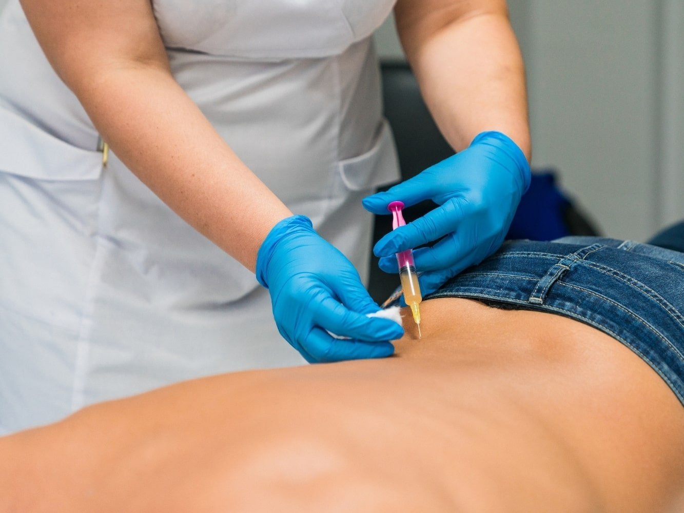 Mann in Arztpraxis zur Hernienbehandlung