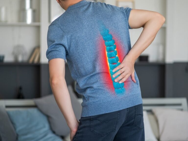 man met pijn door hernia rug