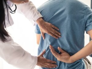 man bij dokter door spierpijn hele lichaam en moe