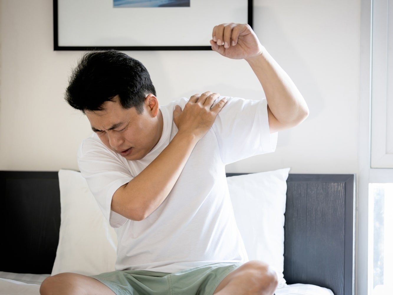 homme aux muscles raides