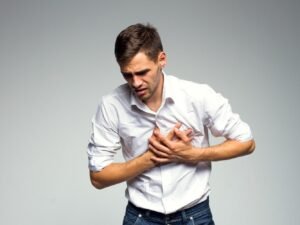 hombre con piernas cansadas enfermedad cardiaca