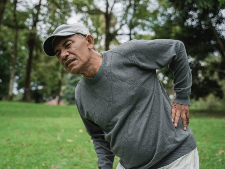 mijnheer die zich afvraagt wat is een lumbago en wat hij er aan kan doen