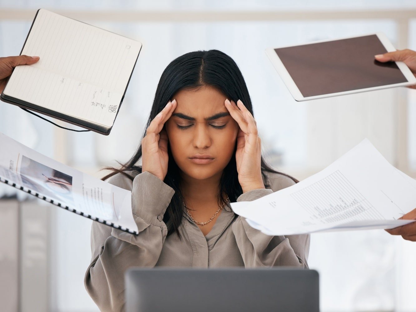 femme souffrant de surmenage ou d'épuisement professionnel