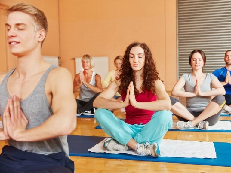 mensen doen Relaxatieoefeningen