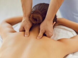 vrouw op massagetafel voor nek massage