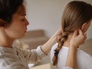 persona que da masaje en el cuello
