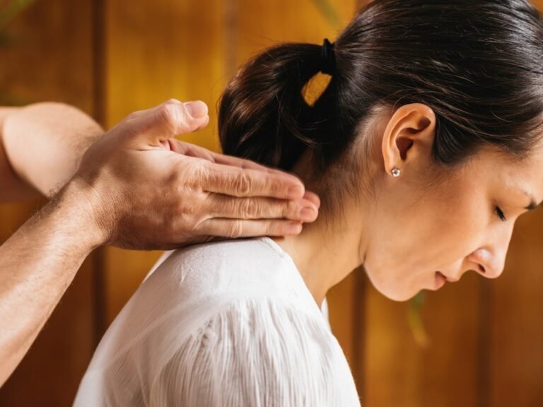 vrouw met nekmassage